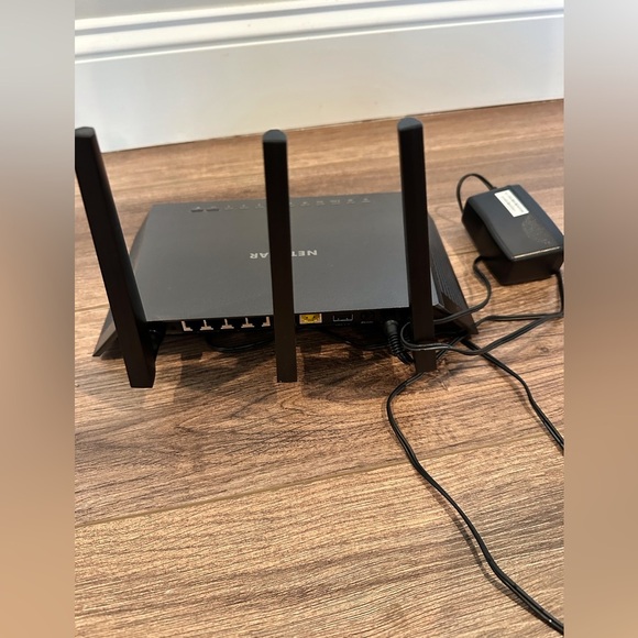 Netgear Nighthawk Wi-Fi Router R7000 AC1900 Black - Picture 3 of 5